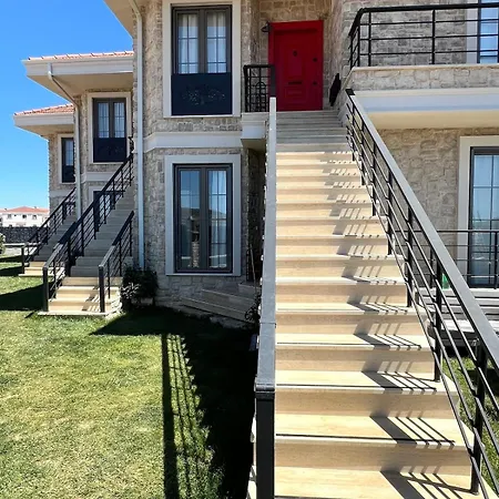 Elegant 2-br Upper Floor Near Sarimsakli Beach-5 شقة Ayvalı